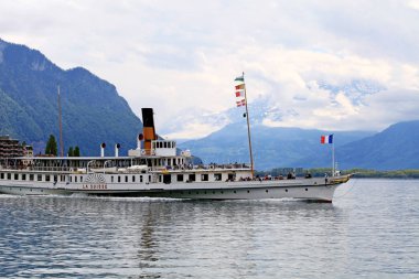 La Suisse (Lac Leman) Montreux, İsviçre'deki Cenevre Gölü üzerinde mavi yolculuk