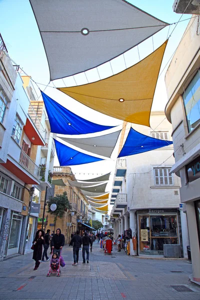 Turistas caminando en el barrio de Laiki Geitonia en Nicosia, Chipre — Foto de Stock