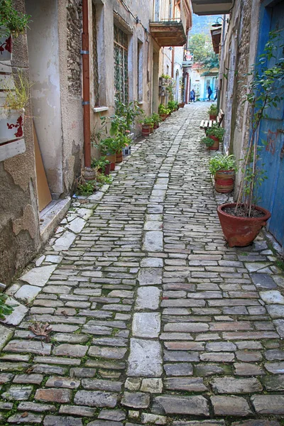 Narrow street with old traditional houses and cobblestone road — Stock Photo, Image