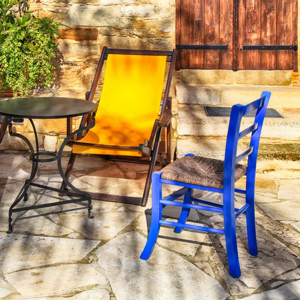 Table et chaises d'extérieur sur terrasse avec pots de fleurs — Photo