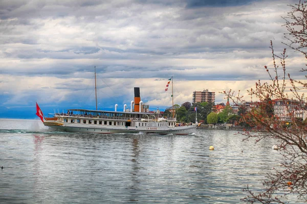 Rejs łodzią La Suisse nad Jeziorem Genewskim (Lac Leman) w Montreux, Szwajcaria — Zdjęcie stockowe