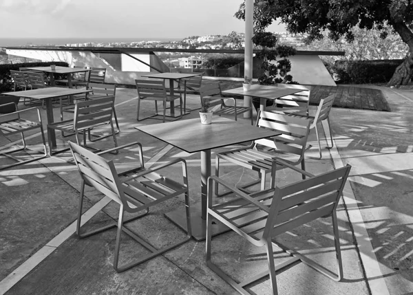 Tafels en stoelen op terras in Cyprus — Stockfoto