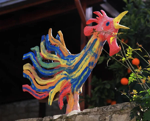 Kleurrijke pik haan standbeeld in de tuin — Stockfoto