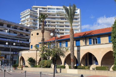 Cityscape Larnaka, Kıbrıs için sömürge ve modern binalar.