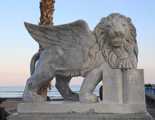 Okřídlený lev socha na Foinikoudes promenáda, Larnaca, Kypr — Stock fotografie