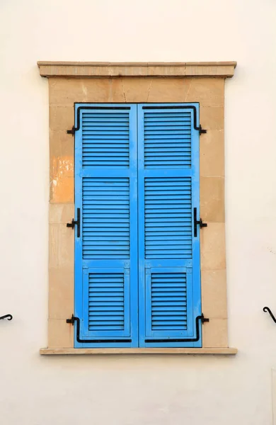 Blaues Fenster mit Rollläden in altem Steinhaus schließen — Stockfoto