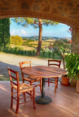 Masa ve sandalyeler, İtalya için açık bir teras ile güzel manzara