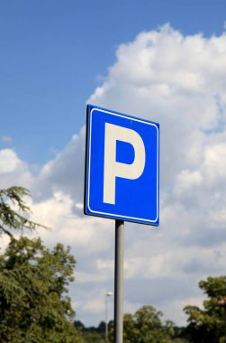 Park işareti mavi gökyüzü karşı.