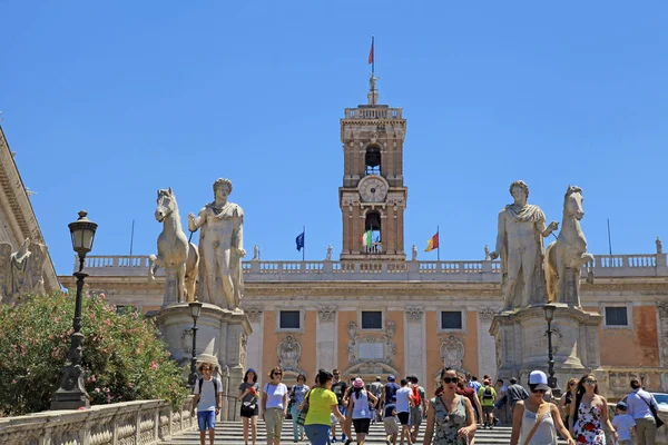 Turistas em Michelangelo escadas para Capitoline Hill, Roma, Itália . — Fotografia de Stock