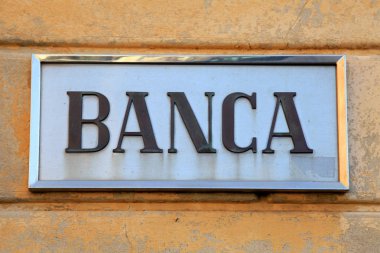 Banka işaret üstünde taş duvar cephe, İtalya