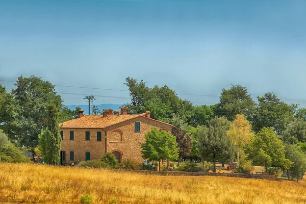 Paisagem toscana rural idílica com casa de fazenda, Itália, Europa — Fotografia de Stock