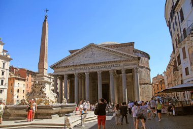 Turist ziyaret Pantheon, Rome, İtalya. 