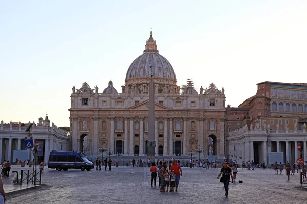 Personnes sur la place Saint-Peters devant la basilique Saint-Peters — Photo