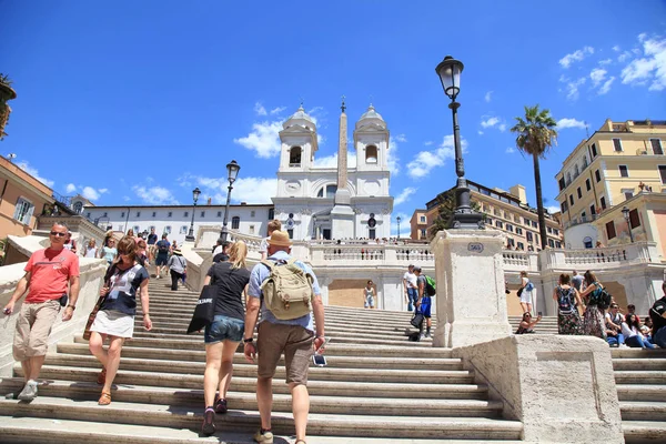 Toeristen op de Spaanse trappen in Piazza di Spagna, Rome, Italië — Stockfoto