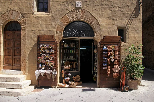 Tienda de recuerdos en el pueblo medieval de Pienza en Italia, Toscana — Foto de Stock