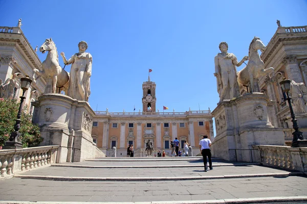 Turisták Michelangelo lépcsőn-a Capitoline Hill, Róma, Olaszország. — Stock Fotó