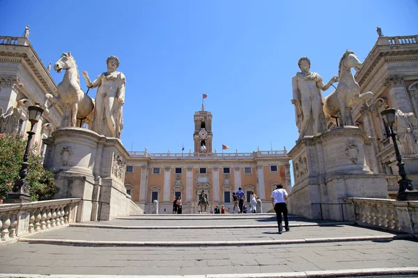 Turister på Michelangelo trappor till Capitoline Hill, Rom, Italien. — Stockfoto