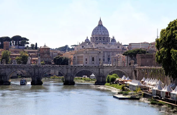 Basilique Saint-Pierre et pont Saint-Ange à Rome, Italie — Photo