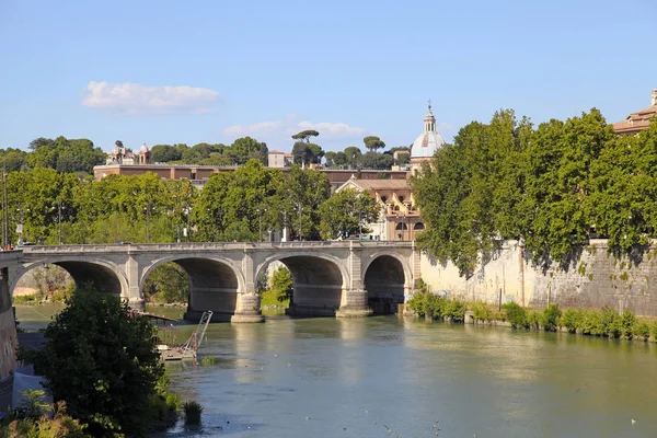 Bro över floden Tibern, Rom, Italien — Stockfoto