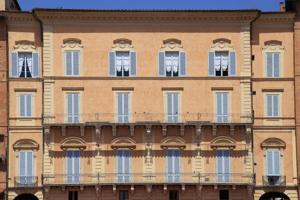 Vackra typiska italienska house, Siena, Italien — Stockfoto