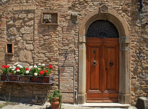 Houten deur in oude Italiaanse house, Toscane, Italië — Stockfoto