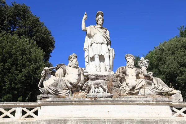 Fontana della Dea di Roma vicino Piazza del Popolo a Roma . — Foto Stock