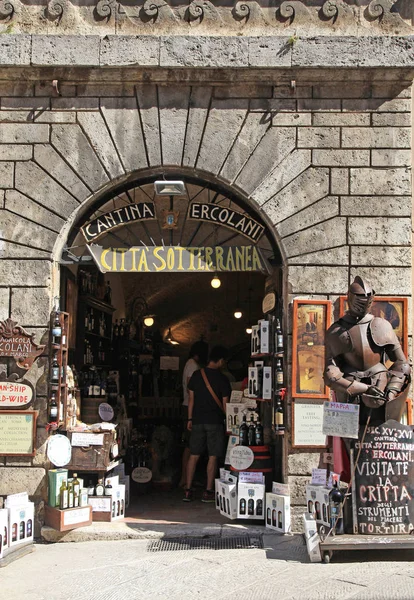 Entrada de la tienda de vinos tradicional en Montepulciano —  Fotos de Stock