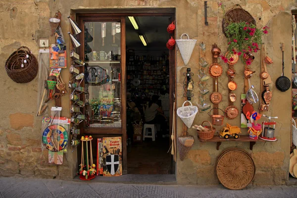 Souvenirbutik i den medeltida byn Pienza i Italien, Toscana — Stockfoto