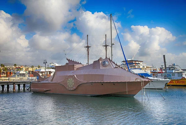鹦鹉螺水下模拟器旅游船停泊在帕福斯, 塞浦路斯. — 图库照片