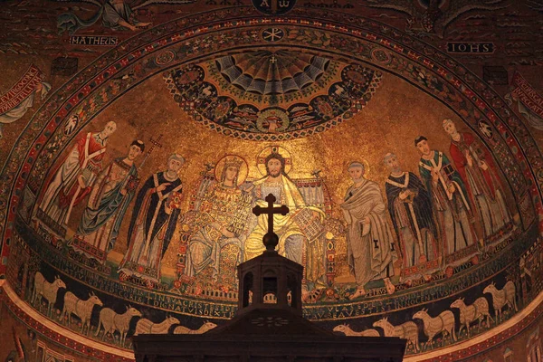 Kristna ikonen mosaik på kupolen i basilikan i Rom, Italien — Stockfoto