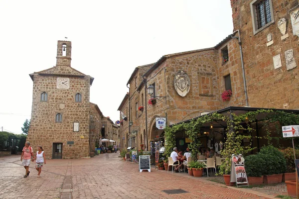 Central square Sovana, a középkori falu Toszkána, Olaszország — Stock Fotó