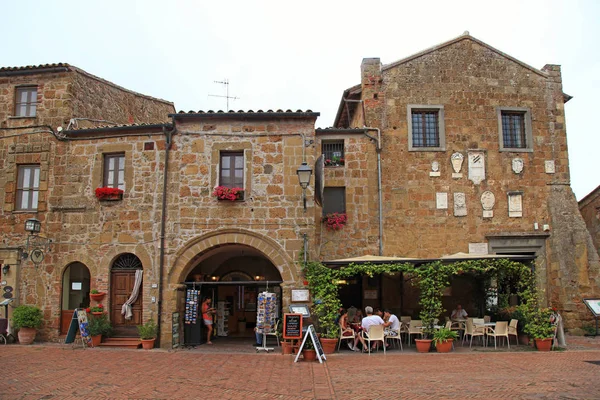 Centrale plein van Sovana, een middeleeuws dorp in Toscane, Italië. — Stockfoto