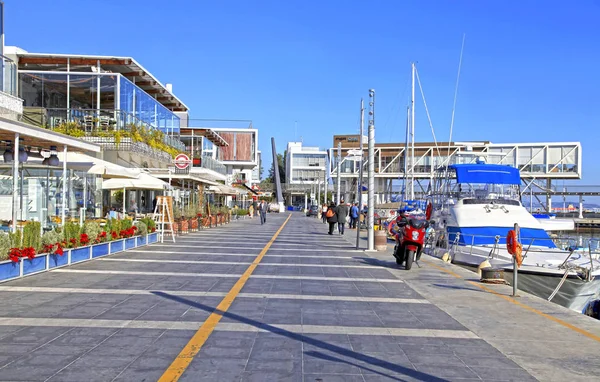 利马索尔老港口与现代餐馆和游艇, 塞浦路斯 — 图库照片