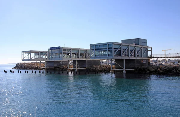 Limassol Old Port com restaurantes modernos e mar Mediterrâneo, Chipre — Fotografia de Stock