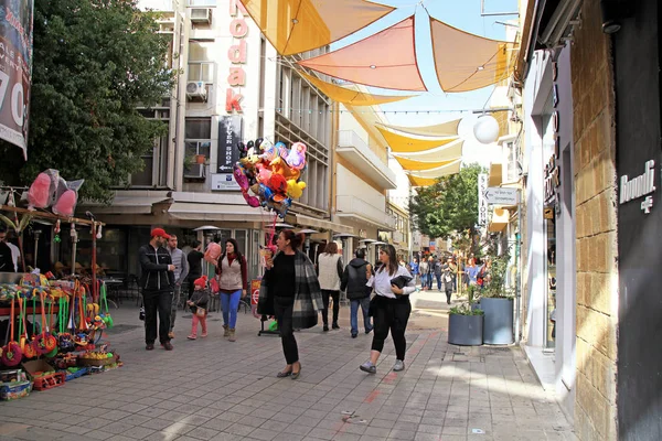 Touristen zu Fuß in laiki geitonia Nachbarschaft in Nicosia, Zypern — Stockfoto