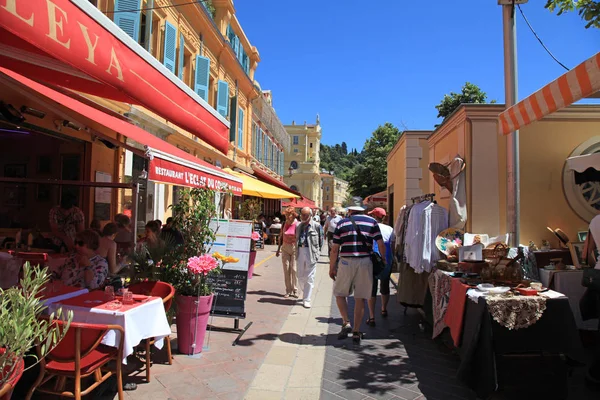 Turistas y lugareños disfrutan de café y mercado de antigüedades en el Cours Saleya, Niza, Francia — Foto de Stock