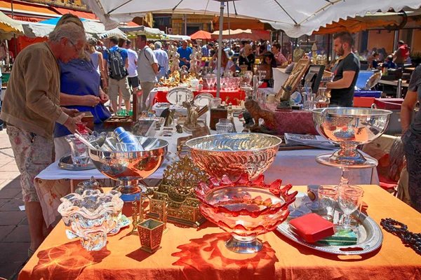 Turistas y gente local compran productos viejos en el famoso mercado de antigüedades — Foto de Stock