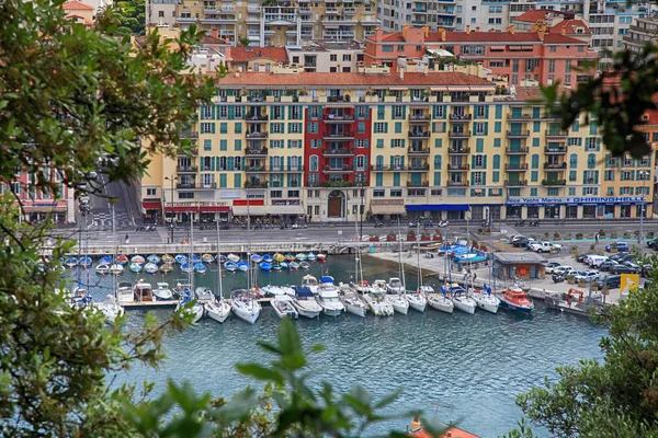 Jachty a architektura v portu de Nice na Francouzské riviéře, Francie — Stock fotografie