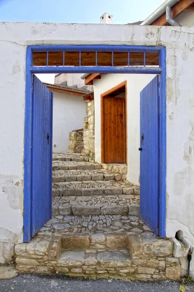 Kék ajtó, és a kő lépéseket, a régi falu Laneia, Ciprus — Stock Fotó