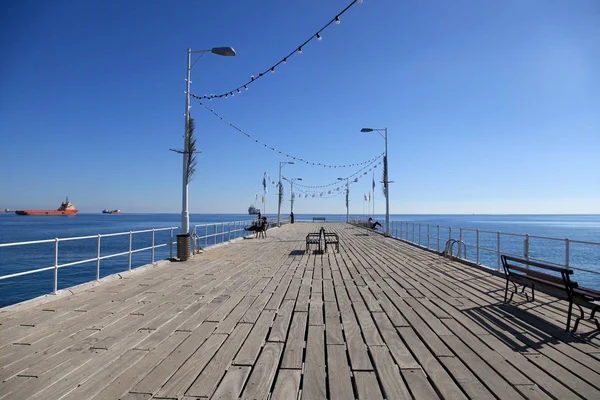 Muelle en Molos Paseo marítimo en la costa del mar Mediterráneo, Limassol, Chipre — Foto de Stock