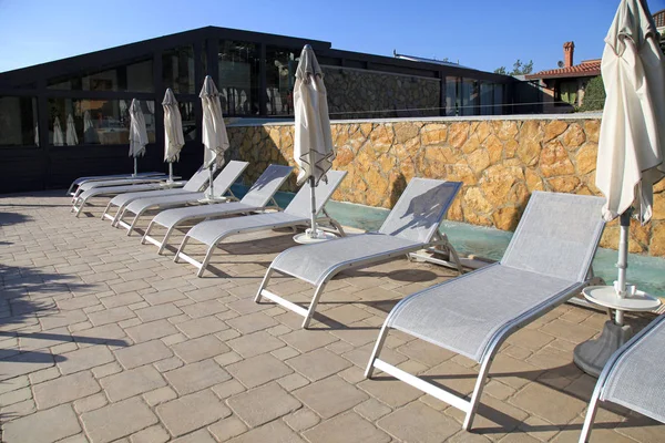 Cadeiras de praia na piscina do resort, Itália — Fotografia de Stock
