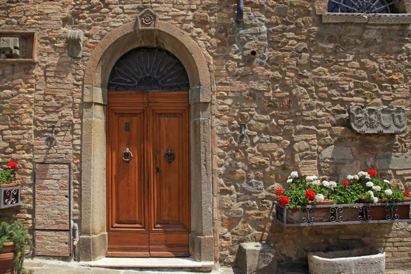 Puerta de madera en la antigua casa italiana, Toscana, Italia —  Fotos de Stock