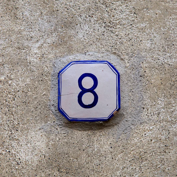 Zahl 8 (acht) auf blau-weißem Keramikschild. — Stockfoto