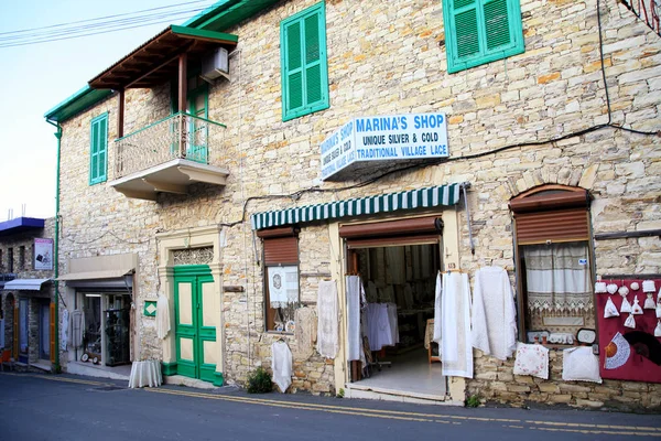 Boutique de souvenirs traditionnels avec lacets faits à la main dans le village Lefkara, Chypre — Photo