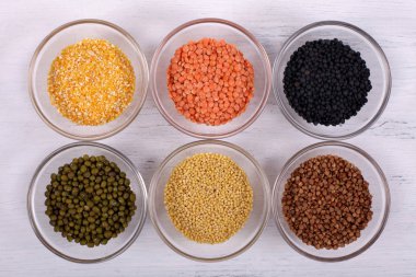 Beyaz ahşap zemin üzerinde sağlıklı organik tahıl. 