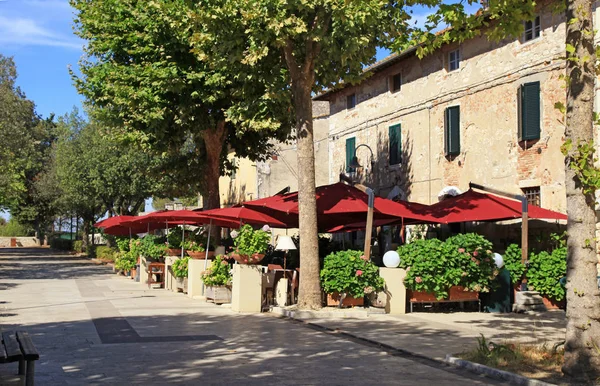 Italiaanse terras met parasols en bloempotten op kleine sleeptouw — Stockfoto