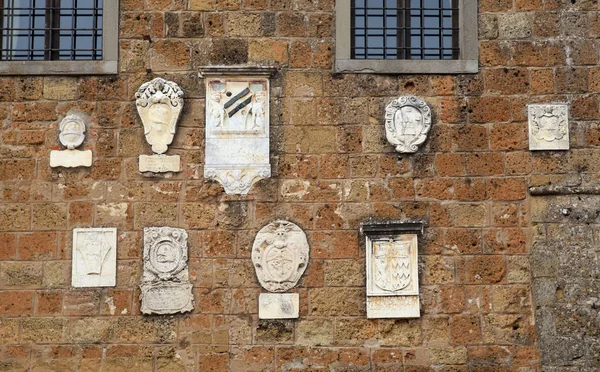 Muro medievale in pietra con bassorilievi, Italia . — Foto Stock