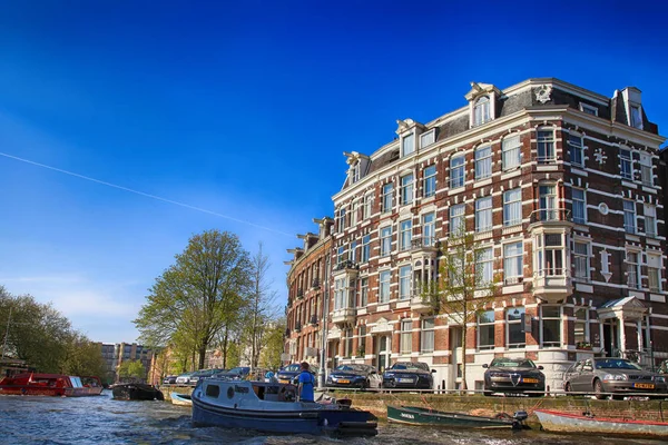 Stadtbild mit historischen Gebäuden und Booten am Kanal in Amsterdam — Stockfoto