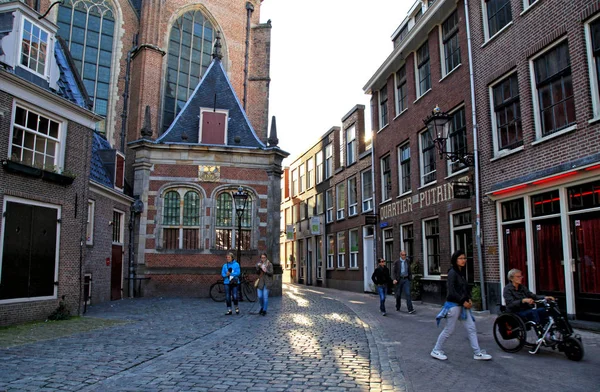 Старая церковь и туристы на улице в районе красных фонарей, Амстердам — стоковое фото