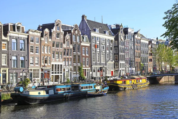 Старые дома традиционной архитектуры и судна вдоль канала, Амстердам — стоковое фото